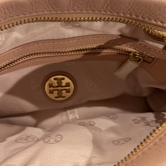 Authentic Tory Burch, tassel leather Crossbody bag. - Picture 4 of 4